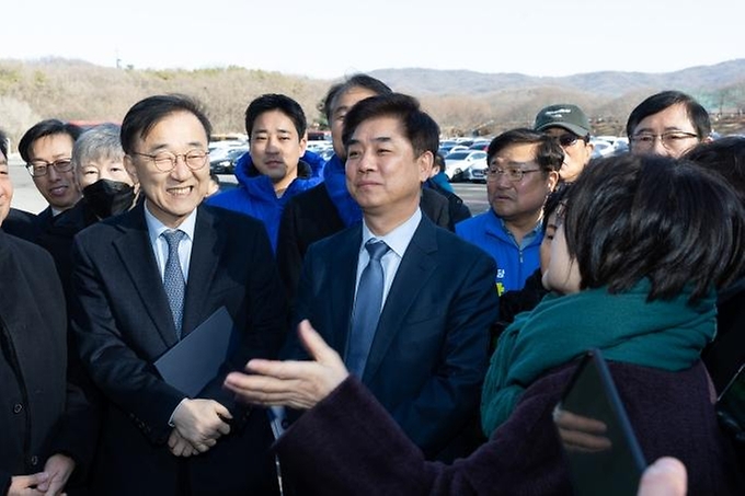 김윤덕 국토교통부 장관이 2월 25일 성남·용인 일대 수도권 동남부 지역 철도 역사 및 노선 신설 건의 현장을 찾아 현장을 점검하고, 주민 의견을 청취하고 있다.