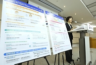 보건복지부 이스란 제1차관이 2월 23일 세종시 정부세종청사에서 이재명 정부의 장애인 건강정책 추진방향이 수록된 제1차 장애인건강보건관리 종합계획을 공개하고 있다.