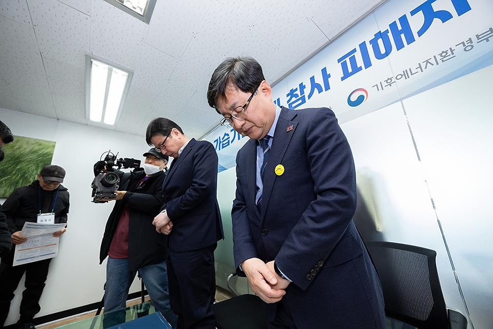 김성환 기후에너지환경부 장관이 2월 25일 서울시 중구 소재 가습기살균제 피해자 소통공간에서 피해자들과 간담회에 앞서 인사를 나누고, 희생자에 대한 묵념을 하고 있다.