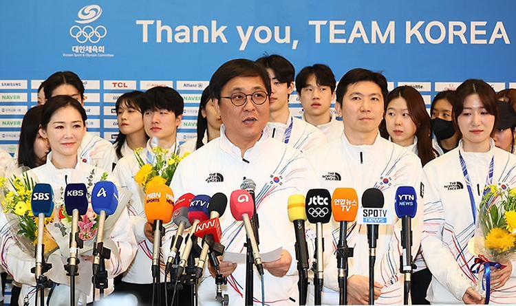 문화체육관광부 최휘영 장관이 2월 24일 인천국제공항 제2여객터미널 1층 입국장에서 '2026 밀라노-코르티나담페초 동계올림픽'을 마치고 귀국한 대한민국 선수단을 환영한 후 기념촬영하고 있다.