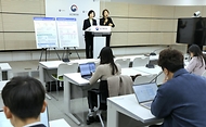 보건복지부 이스란 제1차관이 2월 23일 세종시 정부세종청사에서 이재명 정부의 장애인 건강정책 추진방향이 수록된 제1차 장애인건강보건관리 종합계획을 공개하고 있다.