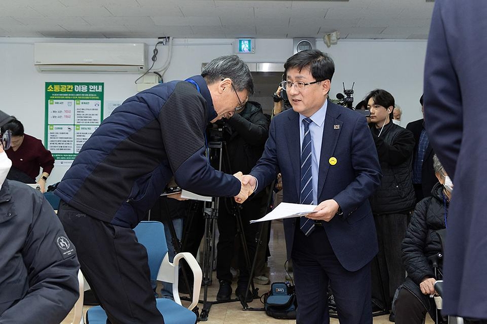 김성환 기후에너지환경부 장관이 2월 25일 서울시 중구 소재 가습기살균제 피해자 소통공간에서 피해자들과 간담회에 앞서 인사를 나누고, 희생자에 대한 묵념을 하고 있다.