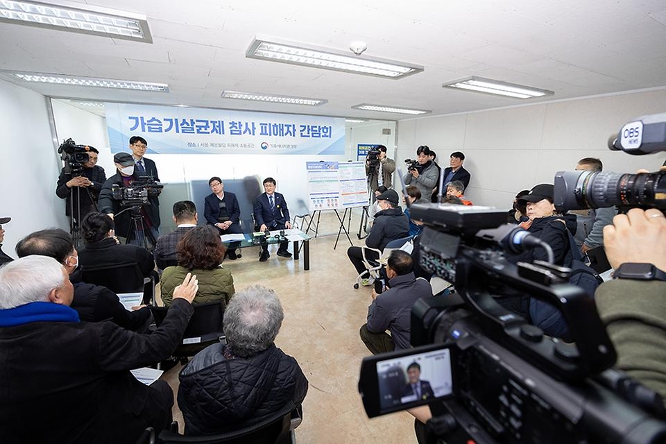 김성환 기후에너지환경부 장관이 2월 25일 서울시 중구 소재 가습기살균제 피해자 소통공간에서 피해자들과 간담회에 앞서 인사를 나누고, 희생자에 대한 묵념을 하고 있다.