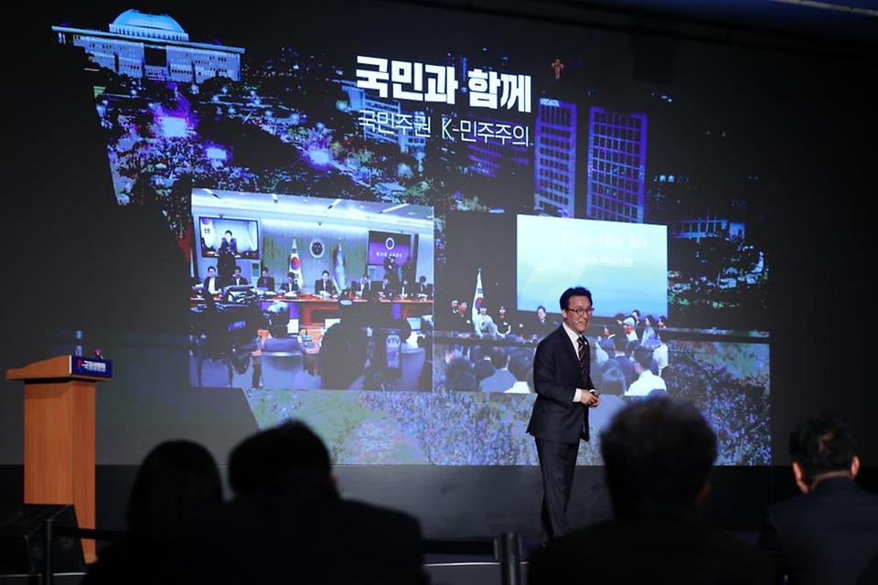 김민석 국무총리가 2월 24일 충북 청주 엔포드호텔에서 열린 K-국정설명회에서 더불어민주당 국회의원, 광역·기초 의원, 당원들을 대상으로 특별강연을 하고 있다.