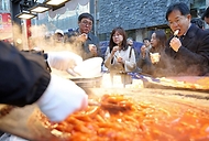 문화체육관광부 최휘영 장관이 2월 15일 한국관광공사와 알리페이가 서울 명동(밀리오레 앞)에서 공동으로 운영하는 '환영 이벤트존'을 찾아 한국을 방문한 중국인 관광객을 환영하며 이야기를 나누고 있다.