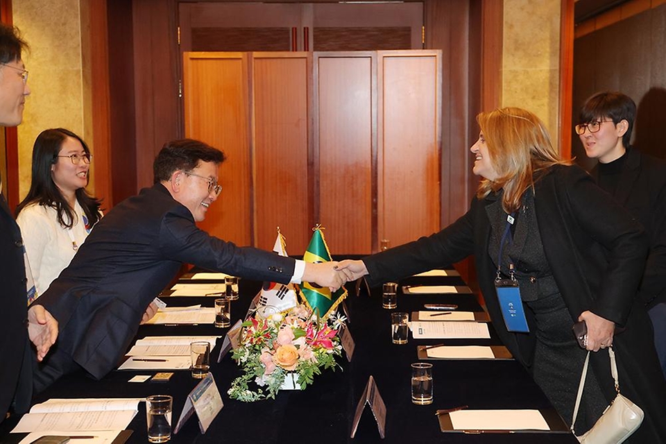 이승돈 농촌진흥청장이 2월 23일 서울 롯데호텔에서 실비아 마스루하 브라질 농업연구청장을 만나 농촌진흥청과 브라질 농업 연구청 간 농업 연구개발 협력 체결 후속 방안을 논의하고 있다.