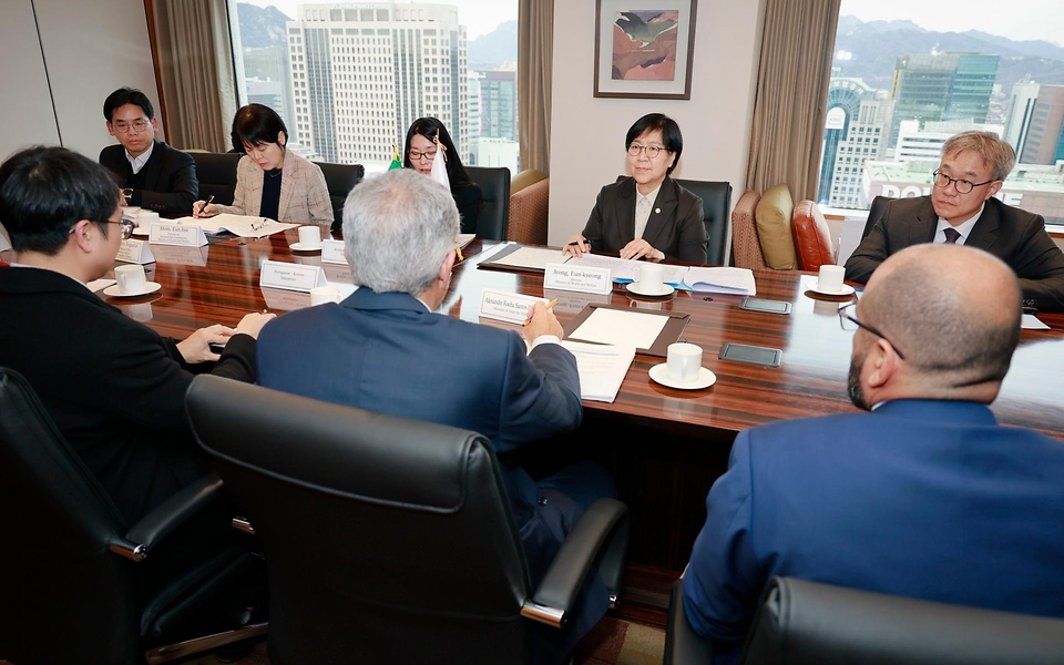 정은경 보건복지부 장관이 2월 23일 서울 중구 롯데호텔에서 알렉샨드리 호샤 산투스 파딜랴 브라질 보건부 장관과 양국 간 보건 협력 방안을 논의하고 있다.