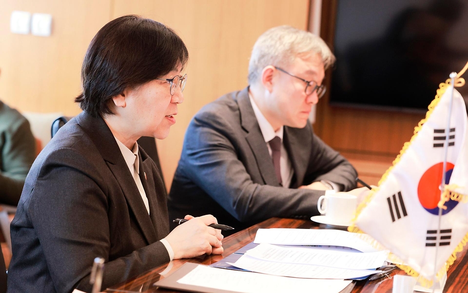 정은경 보건복지부 장관이 2월 23일 서울 중구 롯데호텔에서 알렉샨드리 호샤 산투스 파딜랴 브라질 보건부 장관과 양국 간 보건 협력 방안을 논의하고 있다.