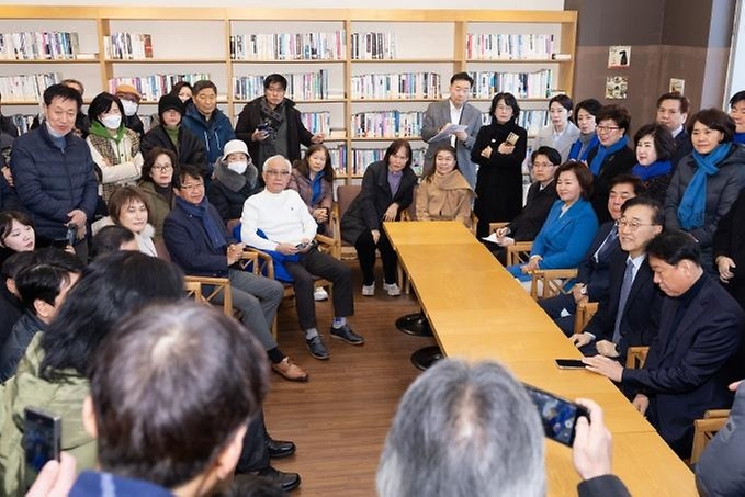 김윤덕 국토교통부 장관이 2월 25일 성남·용인 일대 수도권 동남부 지역 철도 역사 및 노선 신설 건의 현장을 찾아 현장을 점검하고, 주민 의견을 청취하고 있다.