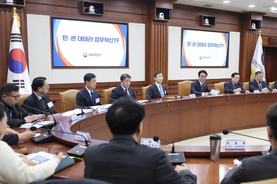 김민석 국무총리가 2월 26일 세종대로 정부서울청사에서 열린 민·관 대테러 업무혁신 TF 2차 전체 회의를 주재하고 있다.