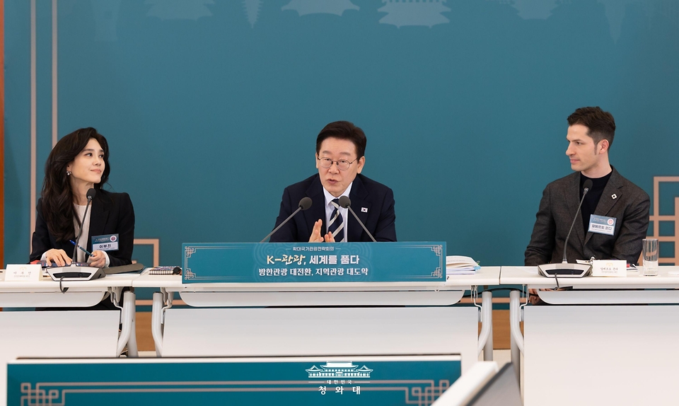 이재명 대통령이 2월 25일 청와대에서 열린 확대국가관광전략회의에서 발언하고 있다.