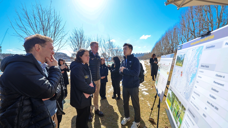 2월 25일 세계 상이군인 체육대회 2029 인빅터스 게임 개최 후보지 실사를 위해 대전을 방문 중인 인빅터스재단 실사단이 유등천 파크골프장을 방문해 점검하고 있다.