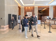 2월 25일 오후 세계 상이군인 체육대회 2029 인빅터스 게임 개최 후보지 실사를 위해 대전을 방문 중인 인빅터스재단 실사단이 롯데시티호텔을 방문해 브리핑을 받고 있다.