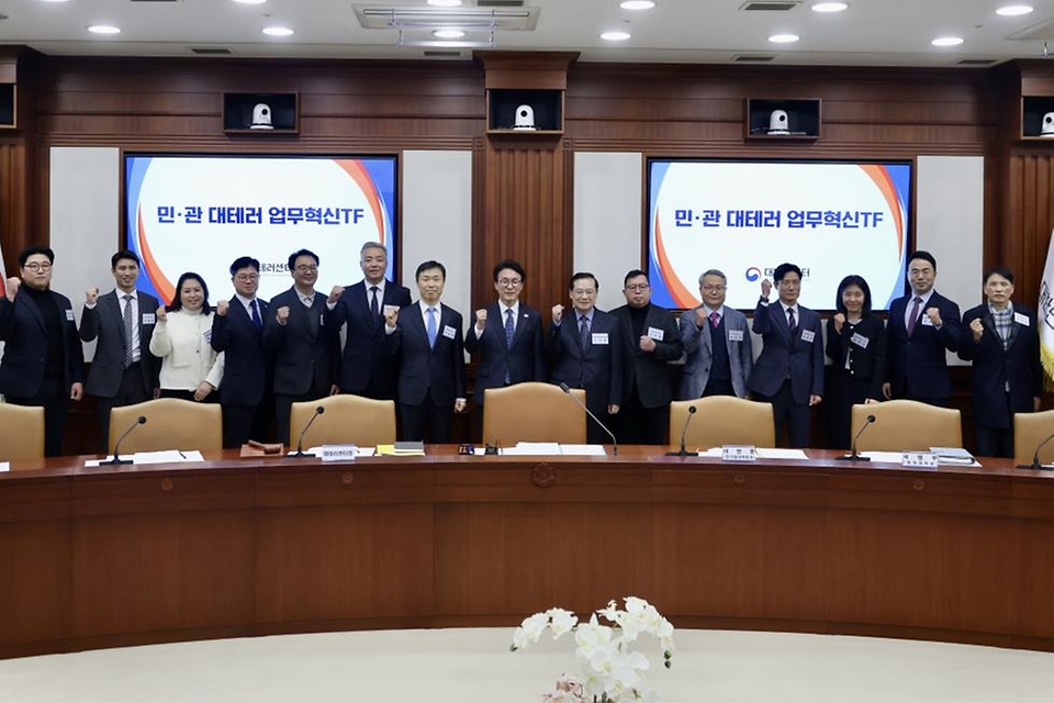 김민석 국무총리가 2월 26일 세종대로 정부서울청사에서 열린 민·관 대테러 업무혁신 TF 2차 전체 회의를 주재하고 있다.