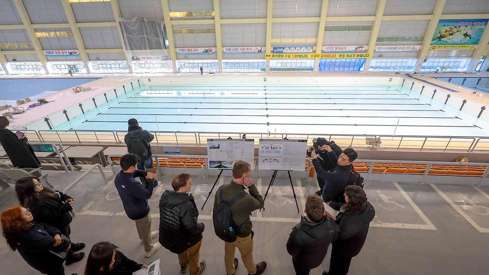 2월 25일 세계 상이군인 체육대회 2029 인빅터스 게임 개최 후보지 실사를 위해 대전을 방문 중인 인빅터스재단 실사단이 용운국제수영장을 방문해 점검하고 있다.