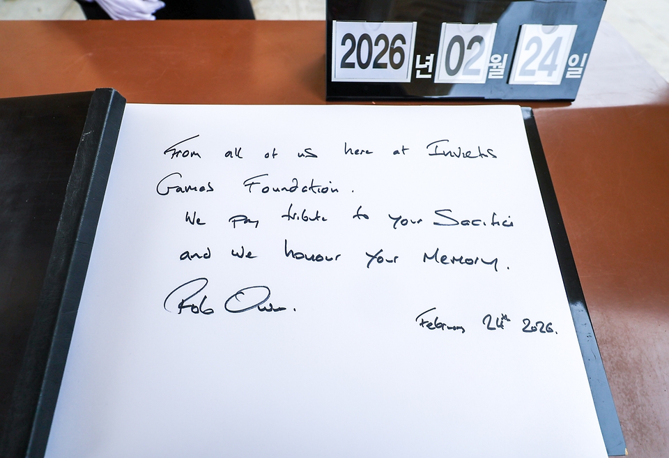 2월 24일 세계 상이군인 체육대회 2029 인빅터스 게임 개최 후보지 실사를 위해 대전을 방문 중인 인빅터스재단 실사단이 국립대전현충원을 방문해 참배 후 롭 오웬 재단 대표가 작성한 방명록.