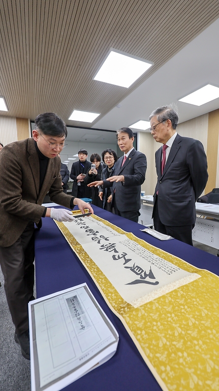 권오을 국가보훈부 장관이 2월 20일 서울시 안중근의사기념관에서 열린 안중근의사 유묵 전달식에 더불어민주당 박찬대 의원, 유영렬 안중근의사기념관장, 김황식 안중근의사 숭모회 이사장 등과 함께 참석한 가운데, 일본 도쿄도립 로카기념관에서 6개월간 대여받은 안중근의사 유묵 <빈이무첨 부이무교 貧而無諂 富而無驕>을 살펴보고 있다. 안중근의사 유묵은 안중근의사 순국일인 오는 3월 26일 국민에게 공개될 예정이다.