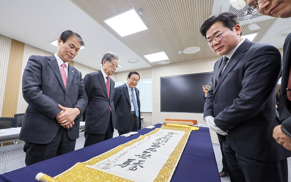 권오을 국가보훈부 장관이 2월 20일 서울시 안중근의사기념관에서 열린 안중근의사 유묵 전달식에 더불어민주당 박찬대 의원, 유영렬 안중근의사기념관장, 김황식 안중근의사 숭모회 이사장 등과 함께 참석한 가운데, 일본 도쿄도립 로카기념관에서 6개월간 대여받은 안중근의사 유묵 <빈이무첨 부이무교 貧而無諂 富而無驕>을 살펴보고 있다. 안중근의사 유묵은 안중근의사 순국일인 오는 3월 26일 국민에게 공개될 예정이다.