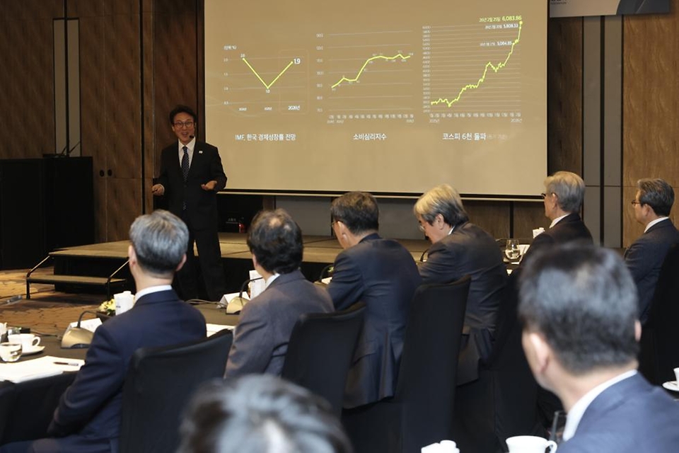 김민석 국무총리가 2월 26일 종로구 포시즌스 호텔에서 열린 한국경영자총협회 오찬 간담회 및 K-국정설명회에서 강연을 하고 있다.