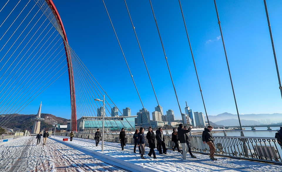 2월 25일 세계 상이군인 체육대회 2029 인빅터스 게임 개최 후보지 실사를 위해 대전을 방문 중인 인빅터스재단 실사단이 엑스포 시민광장을 방문해 브리핑을 받고 있다. 