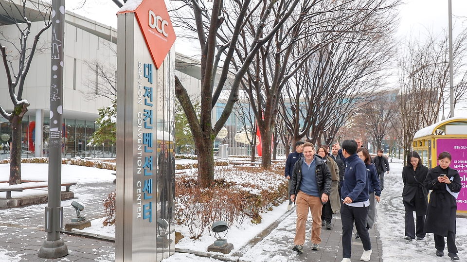 2월 24일 오후 세계 상이군인 체육대회 2029 인빅터스 게임 개최 후보지 실사를 위해 대전을 방문 중인 인빅터스재단 실사단이 대전컨벤션센터(DCC)를 방문해 시설을 둘러보고 있다.