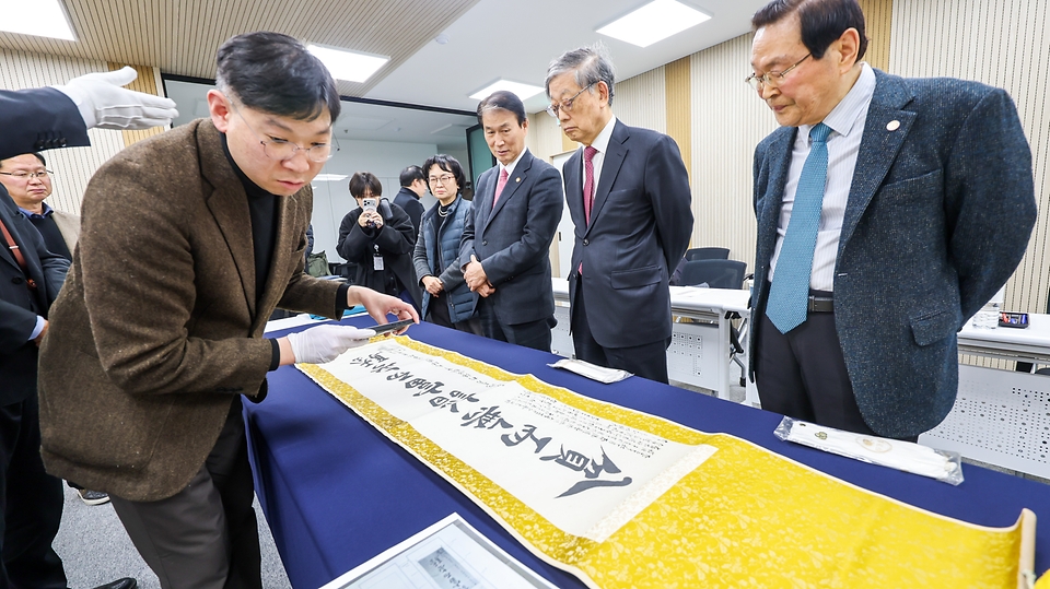 권오을 국가보훈부 장관이 2월 20일 서울시 안중근의사기념관에서 열린 안중근의사 유묵 전달식에 더불어민주당 박찬대 의원, 유영렬 안중근의사기념관장, 김황식 안중근의사 숭모회 이사장 등과 함께 참석한 가운데, 일본 도쿄도립 로카기념관에서 6개월간 대여받은 안중근의사 유묵 <빈이무첨 부이무교 貧而無諂 富而無驕>을 살펴보고 있다. 안중근의사 유묵은 안중근의사 순국일인 오는 3월 26일 국민에게 공개될 예정이다.