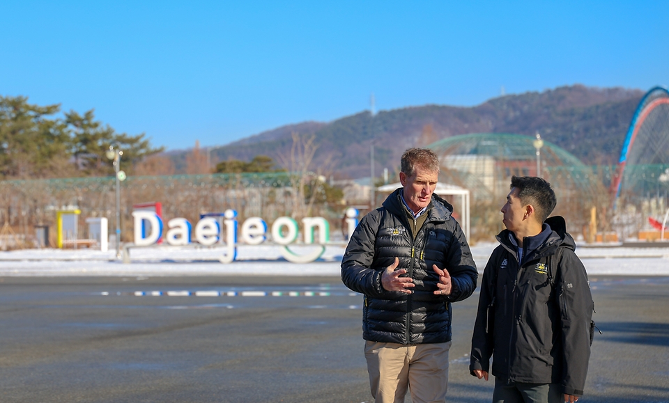 2월 25일 세계 상이군인 체육대회 2029 인빅터스 게임 개최 후보지 실사를 위해 대전을 방문 중인 인빅터스재단 실사단이 엑스포 시민광장을 방문해 브리핑을 받고 있다. 