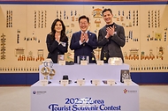 이재명 대통령이 2월 25일 청와대에서 열린 확대국가관광전략회의에서 2025 관광기념품 공모전 수상작 관람 후 기념촬영을 하고 있다. (왼쪽부터 이부진 한국방문의해위원장, 이 대통령, 알베르토 몬디 주한이탈리아 상공회의소 부회장)