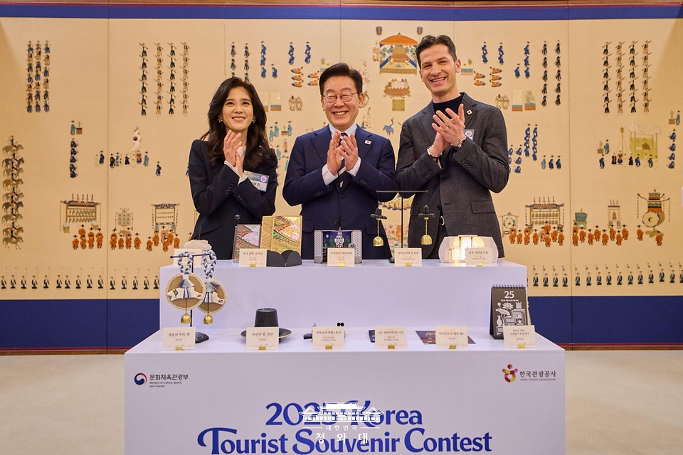 이재명 대통령이 2월 25일 청와대에서 열린 확대국가관광전략회의에서 2025 관광기념품 공모전 수상작 관람 후 기념촬영을 하고 있다. (왼쪽부터 이부진 한국방문의해위원장, 이 대통령, 알베르토 몬디 주한이탈리아 상공회의소 부회장)