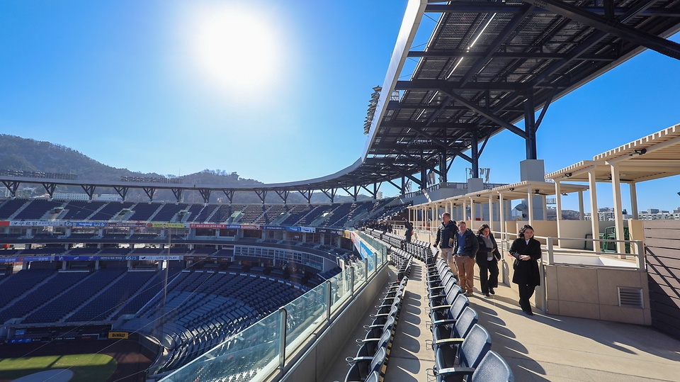 2월 25일 오후 세계 상이군인 체육대회 2029 인빅터스 게임 개최 후보지 실사를 위해 대전을 방문 중인 인빅터스재단 실사단이 대전 한화생명 볼파크를 방문해 브리핑을 받고 있다.