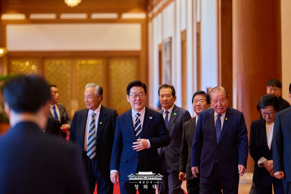 이재명 대통령이 2월 25일 청와대에서 열린 더불어민주당 상임고문단 오찬 간담회에 참석자들과 입장하고 있다.