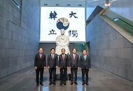 권오을 국가보훈부 장관이 2월 20일 서울시 안중근의사기념관에서 열린 안중근의사 유묵 전달식에 더불어민주당 박찬대 의원, 유영렬 안중근의사기념관장, 김황식 안중근의사 숭모회 이사장 등과 함께 참석한 가운데, 일본 도쿄도립 로카기념관에서 6개월간 대여받은 안중근의사 유묵 <빈이무첨 부이무교 貧而無諂 富而無驕>을 살펴보고 있다. 안중근의사 유묵은 안중근의사 순국일인 오는 3월 26일 국민에게 공개될 예정이다.