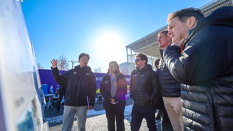 2월 25일 세계 상이군인 체육대회 2029 인빅터스 게임 개최 후보지 실사를 위해 대전을 방문 중인 인빅터스재단 실사단이 엑스포 시민광장을 방문해 브리핑을 받고 있다. 