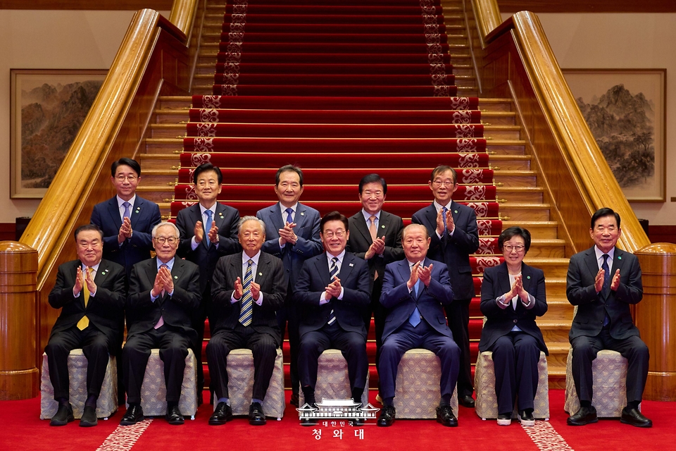 이재명 대통령이 2월 25일 청와대에서 열린 더불어민주당 상임고문단 오찬 간담회에 앞서 참석자들과 기념촬영을 하고 있다. (앞줄 왼쪽부터 문희상·임채정·권노갑 상임고문, 이재명 대통령, 김원기·한명숙·김진표 상임고문. 뒷줄 왼쪽부터 조정식 정무특보, 정동영·정세균·박병석·이용득 상임고문.)