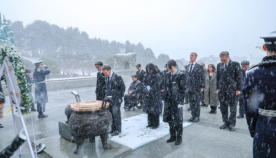 강윤진 국가보훈부 차관이 2월 24일 세계 상이군인 체육대회 2029 인빅터스 게임 개최 후보지 실사를 위해 대전을 방문 중인 인빅터스재단 실사단과 함께 국립대전현충원을 방문해 참배하고 있다.
