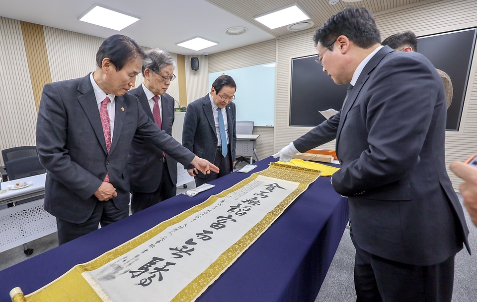 권오을 국가보훈부 장관이 2월 20일 서울시 안중근의사기념관에서 열린 안중근의사 유묵 전달식에 더불어민주당 박찬대 의원, 유영렬 안중근의사기념관장, 김황식 안중근의사 숭모회 이사장 등과 함께 참석한 가운데, 일본 도쿄도립 로카기념관에서 6개월간 대여받은 안중근의사 유묵 <빈이무첨 부이무교 貧而無諂 富而無驕>을 살펴보고 있다. 안중근의사 유묵은 안중근의사 순국일인 오는 3월 26일 국민에게 공개될 예정이다.