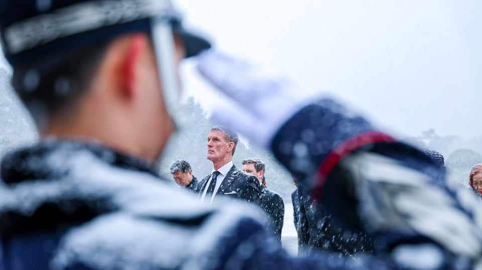 강윤진 국가보훈부 차관이 2월 24일 세계 상이군인 체육대회 2029 인빅터스 게임 개최 후보지 실사를 위해 대전을 방문 중인 인빅터스재단 실사단과 함께 국립대전현충원을 방문해 참배하고 있다.