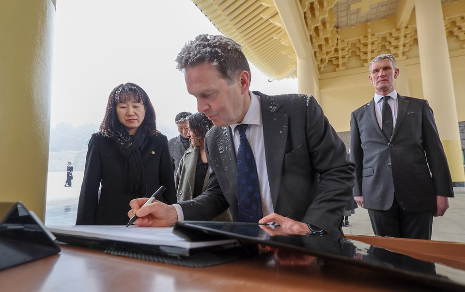 2월 24일 세계 상이군인 체육대회 2029 인빅터스 게임 개최 후보지 실사를 위해 대전을 방문 중인 인빅터스재단 실사단이 국립대전현충원을 방문해 참배 후 롭 오웬 재단 대표가 방명록을 작성하고 있다.