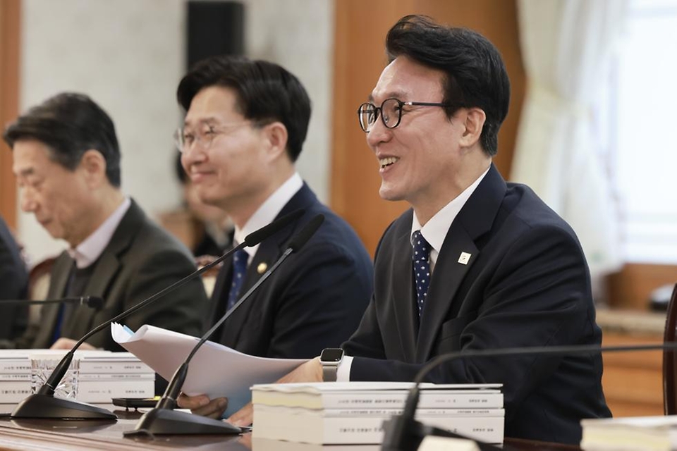 김민석 국무총리가 2월 26일 세종대로 정부서울청사에서 열린 제56차 국제개발협력위원회를 주재하고 있다.