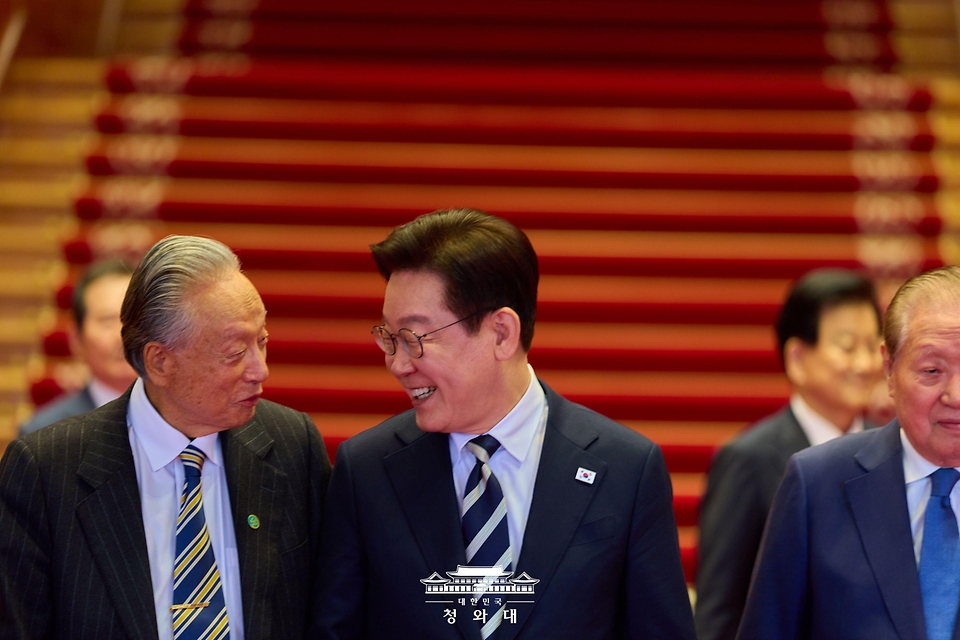 이재명 대통령이 2월 25일 청와대에서 열린 더불어민주당 상임고문단 오찬 간담회에 참석자들과 입장하며 대화하고 있다.