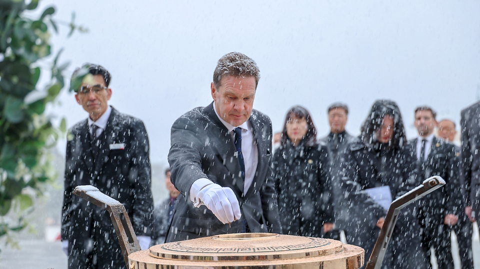 강윤진 국가보훈부 차관이 2월 24일 세계 상이군인 체육대회 2029 인빅터스 게임 개최 후보지 실사를 위해 대전을 방문 중인 인빅터스재단 실사단과 함께 국립대전현충원을 방문해 참배하고 있다.