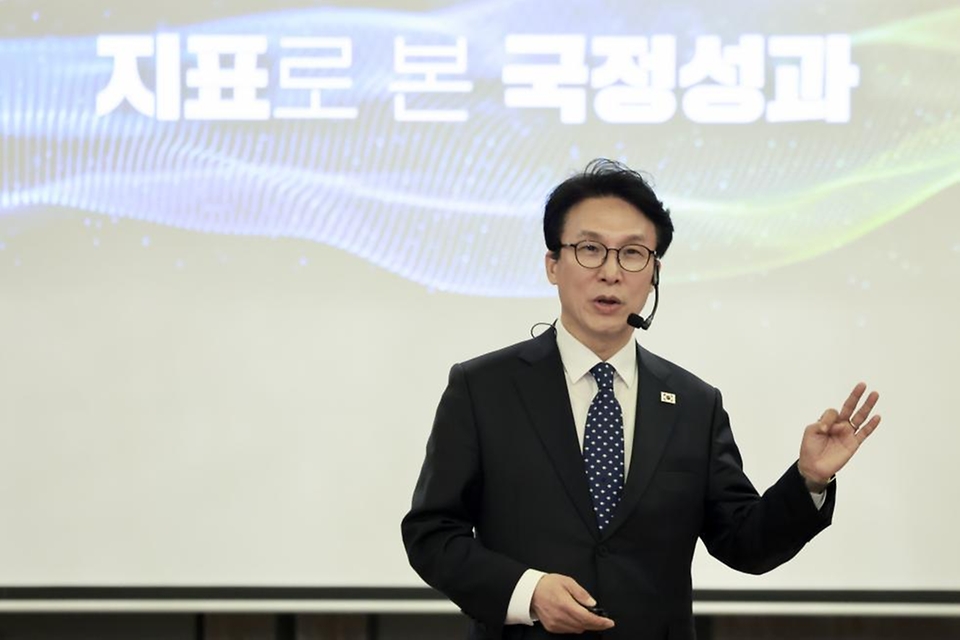 김민석 국무총리가 2월 26일 종로구 포시즌스 호텔에서 열린 한국경영자총협회 오찬 간담회 및 K-국정설명회에서 강연을 하고 있다.