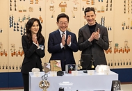 이재명 대통령이 2월 25일 청와대에서 열린 확대국가관광전략회의에서 2025 관광기념품 공모전 수상작 관람 후 기념촬영을 하고 있다. (왼쪽부터 이부진 한국방문의해위원장, 이 대통령, 알베르토 몬디 주한이탈리아 상공회의소 부회장)