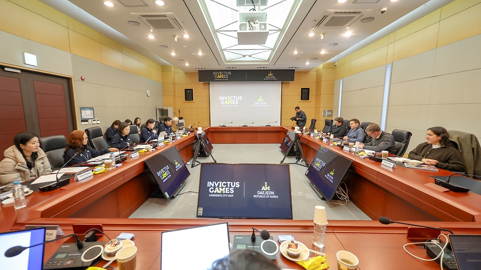 2월 24일 세계 상이군인 체육대회 2029 인빅터스 게임 개최 후보지 실사를 위해 대전을 방문 중인 인빅터스재단 실사단이 대전컨벤션센터(DCC)를 방문해 개최지 개요 및 브리핑을 경청하고 있다.