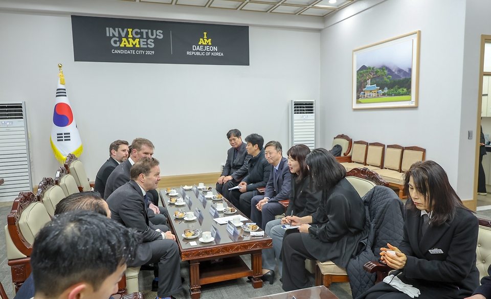 강윤진 국가보훈부 차관이 24일 오전 세계 상이군인 체육대회 2029 인빅터스 게임 개최 후보지 실사를 위해 대전을 방문 중인 인빅터스재단 실사단과 함께 국립대전현충원을 방문해 참배 후 차담회를 하고 있다.