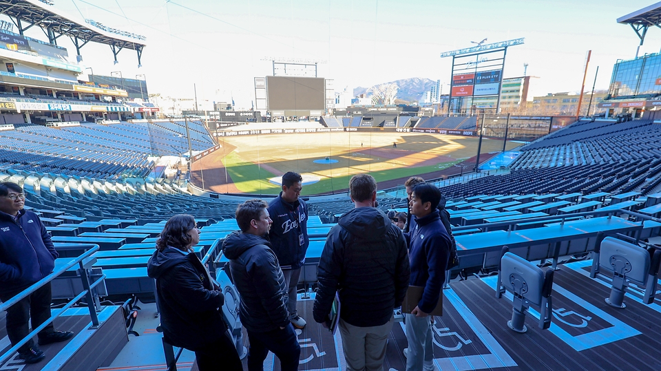 2월 25일 오후 세계 상이군인 체육대회 2029 인빅터스 게임 개최 후보지 실사를 위해 대전을 방문 중인 인빅터스재단 실사단이 대전 한화생명 볼파크를 방문해 브리핑을 받고 있다.