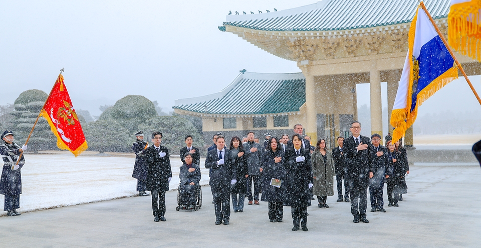 강윤진 국가보훈부 차관이 2월 24일 세계 상이군인 체육대회 2029 인빅터스 게임 개최 후보지 실사를 위해 대전을 방문 중인 인빅터스재단 실사단과 함께 국립대전현충원을 방문해 참배하고 있다.