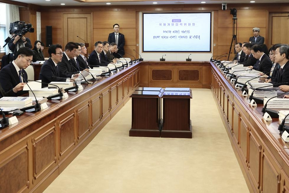 김민석 국무총리가 2월 26일 세종대로 정부서울청사에서 열린 제56차 국제개발협력위원회를 주재하고 있다.