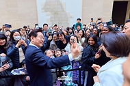 이재명 대통령이 2월 26일 서울 용산구 국립중앙박물관에서 열린 광복 80주년 기념 특별전 '우리들의 이순신'을 관람한 뒤 관람객들과 셀카를 찍고 있다.