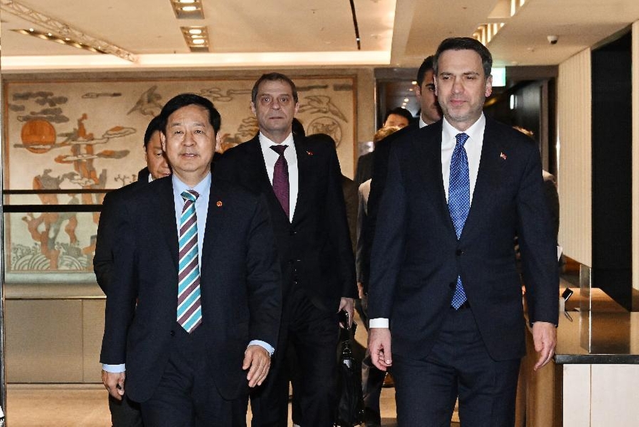 구윤철 부총리 겸 재정경제부 장관이 2월 25일 서울 중구 더 플라자 호텔에서 열린 '제9차 한-튀르키예 경제공동위'에 참석해 알파슬란 바이락타르 튀르키예 에너지천연자원부 장관과 사전 면담 진행 후 개회사와 기념촬영을 하고 있다.